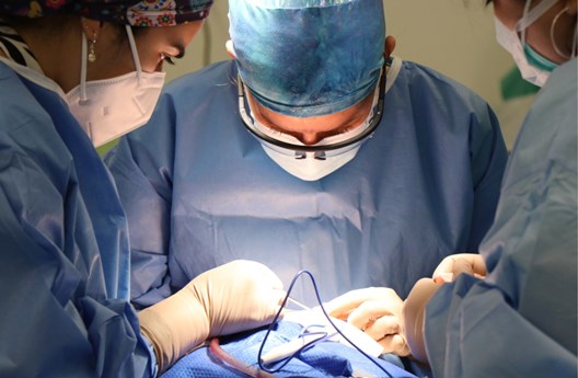cirujanos operando 2