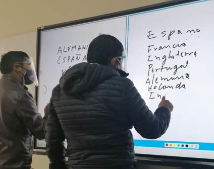 COLEGIO Mcal Caceres AYACUCHO pantalla aula