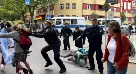 manifestantes covid policia Berlin ago 2021