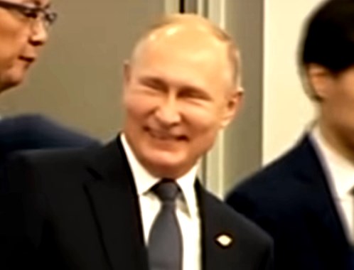 Vladimir Putin alegre