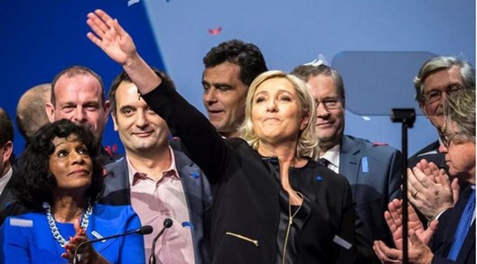 Marine Le Pen saluda