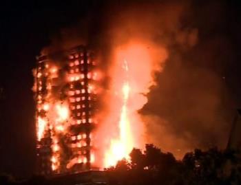 Grenfell tower fuego noche