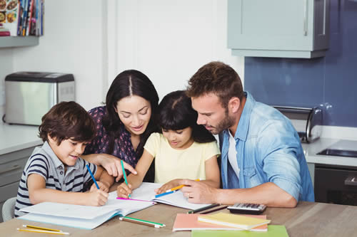 padres ayudando hijos estudio