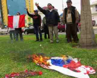 quema bandera chile jul 2015