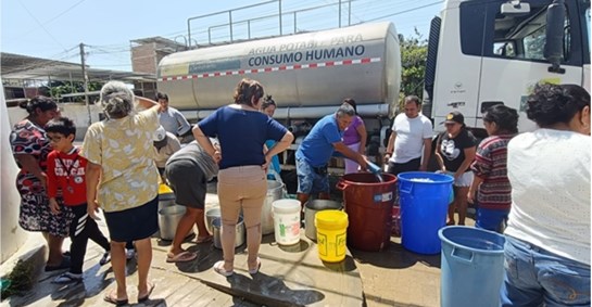 agua cisterna baldes