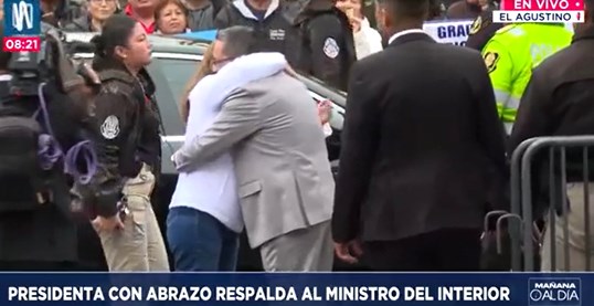 Boluarte abraza ministro interior