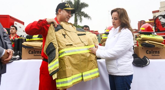 Boluarte entrega vestimenta bomberos set 2024