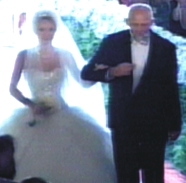 Julia Trape entra en la Catedral con su padre