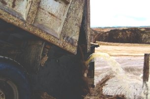 Volquete descargando agua con mercurio Huepetuhe