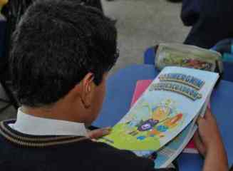 escolar lee historieta