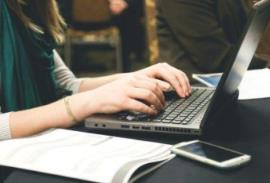 escribiendo en laptop