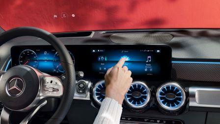 Mercedes Benz MBUX Hyperscreen 2