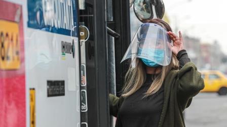 BUS subiendo mascarilla careta