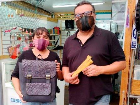 2 Efrain y Keyla son los primeros en elaborar mascarillas artesanales con cuero de pescado