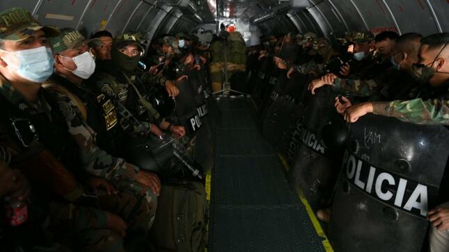 policia avion interior