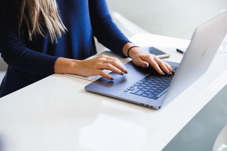 usuaria laptop 2