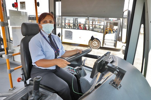 conductora bus