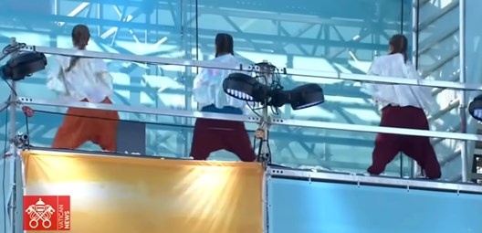 baile bataclanas papa francisco ago 2023 lisboa