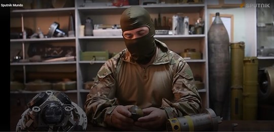 especialista ruso examina municion ATACMS jul 2024